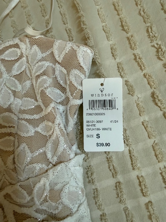 Windsor white dress ( perfect for graduation or bachelorette party) - Picture 7 of 7